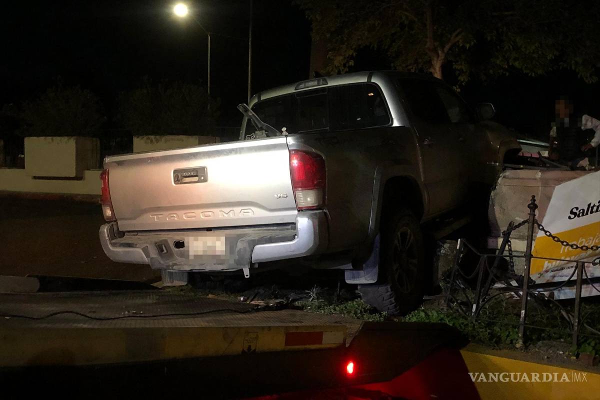 Acelerado conductor se estrella contra jardinera en Saltillo; presuntamente ebrio