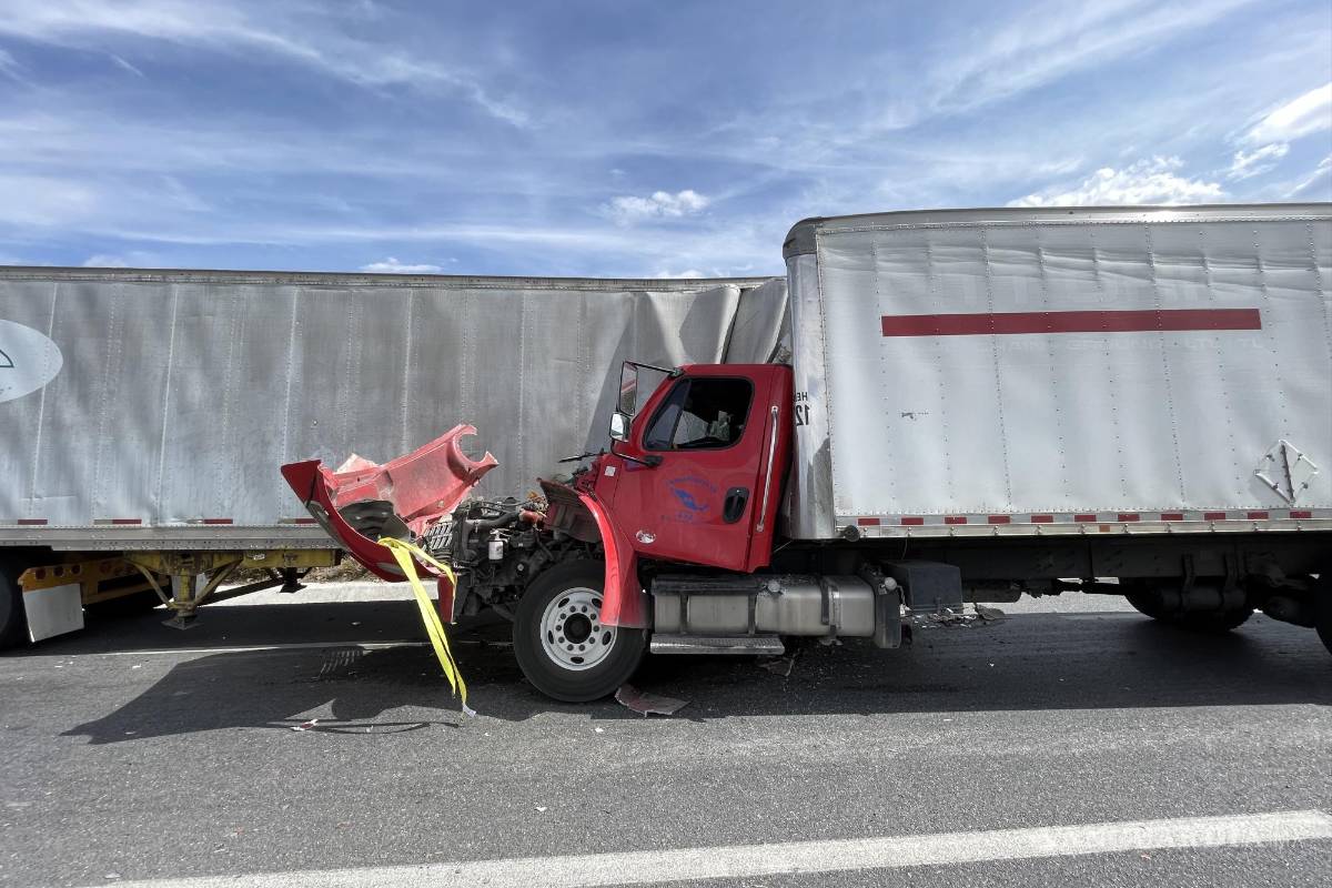 Chofer sufre choque contra tráiler y destroza su unidad en carretera a Torreón; atribuye a Dios resultar ileso