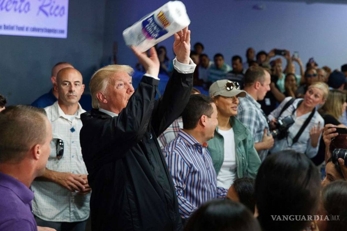 Trump 'ayuda' a damnificados de Puerto Rico, les lanza rollos de papel (VIDEO)