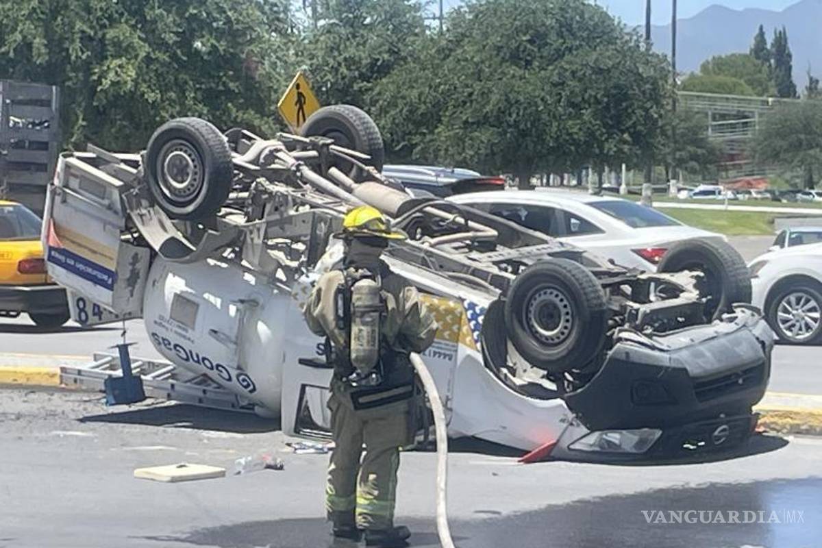 $!La unidad transportaba una cisterna con capacidad de 3 mil litros de gas de la empresa Gongas.