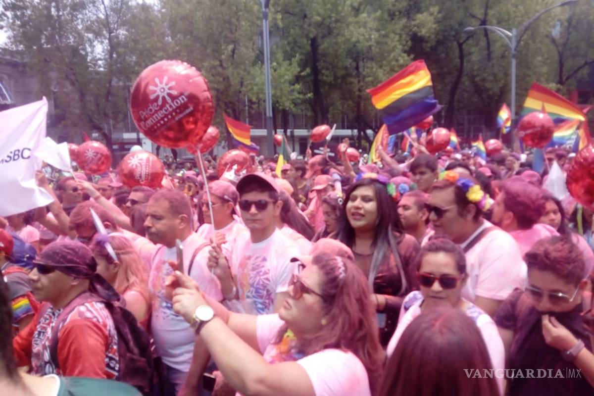 Marcha LGBTTTIQA avanza en Reforma; son abucheados por fanáticos del tricolor