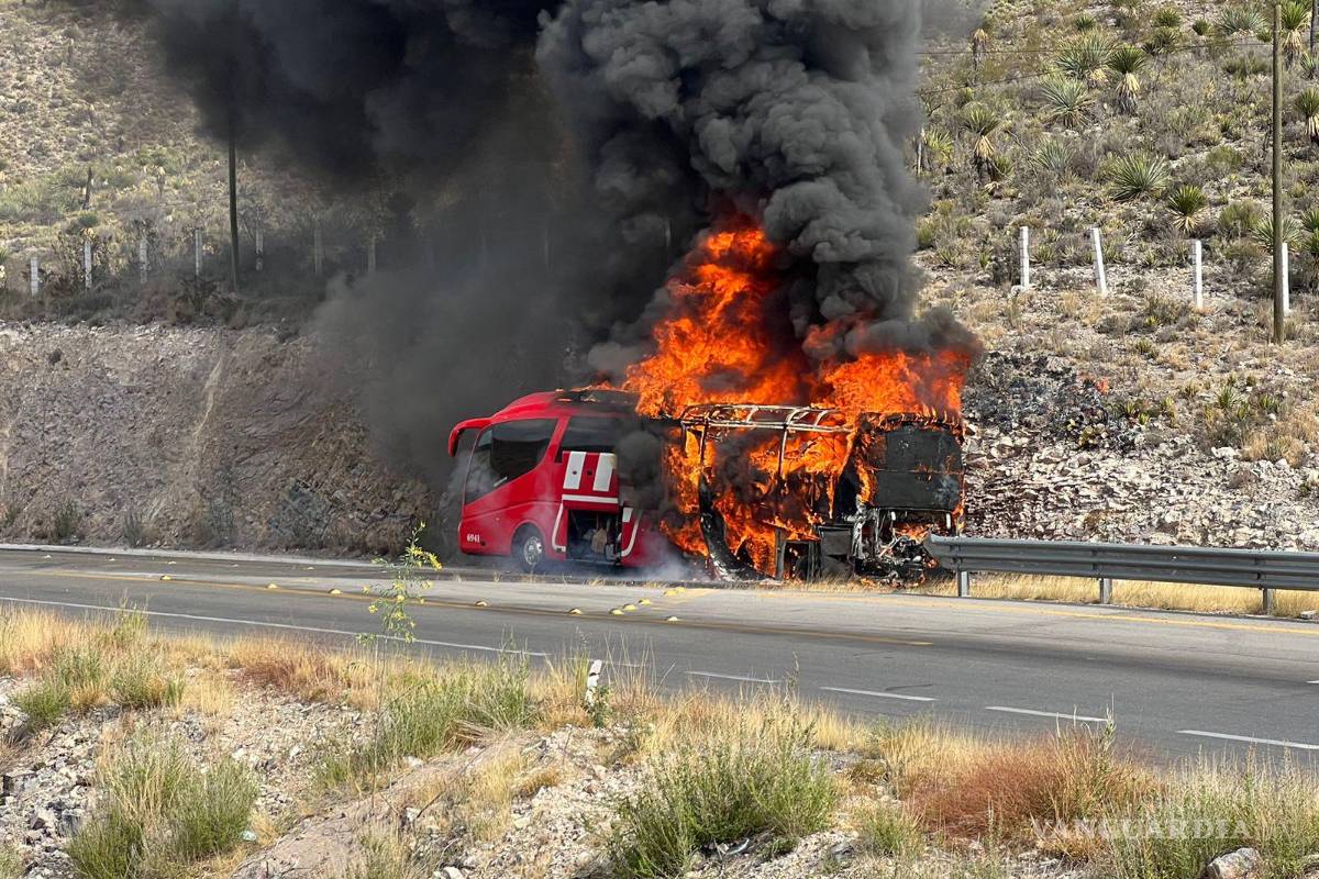 Incendio arrasa con camión, sobre carretera a Zacatecas
