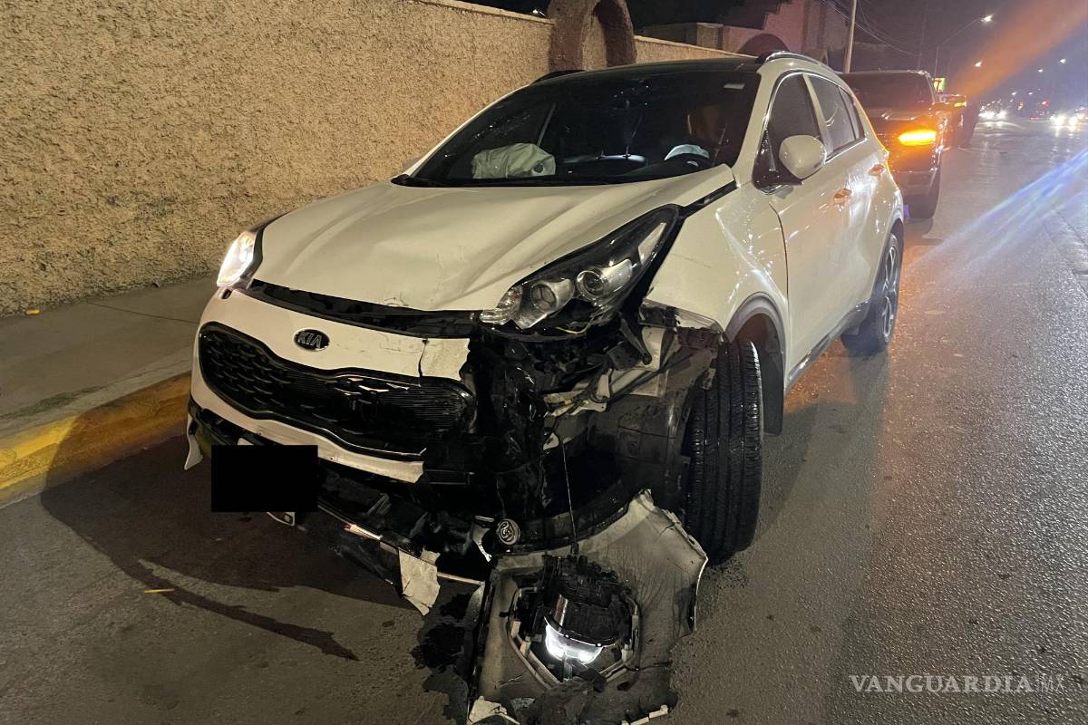 Se pasa semáforo en rojo y causa accidente múltiple en cruce de bulevares de Saltillo