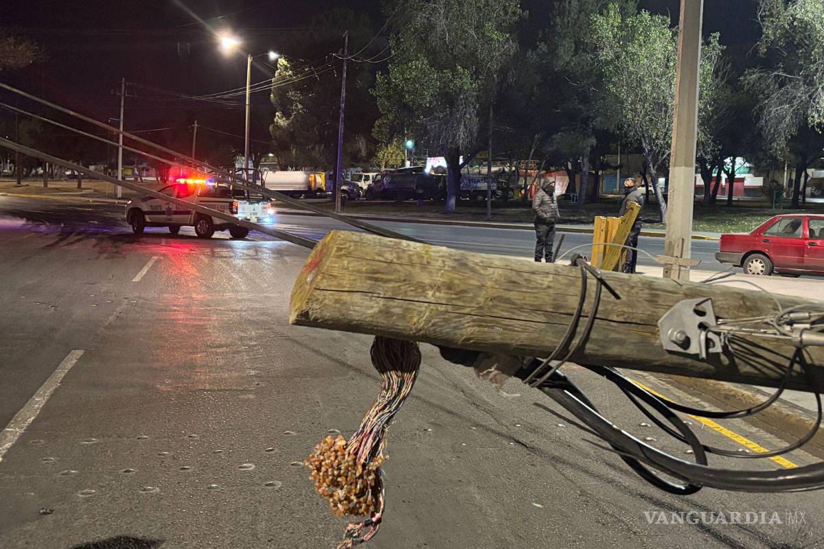 Conductor derriba dos postes en el Paseo de la Reforma de Saltillo y se da a la fuga