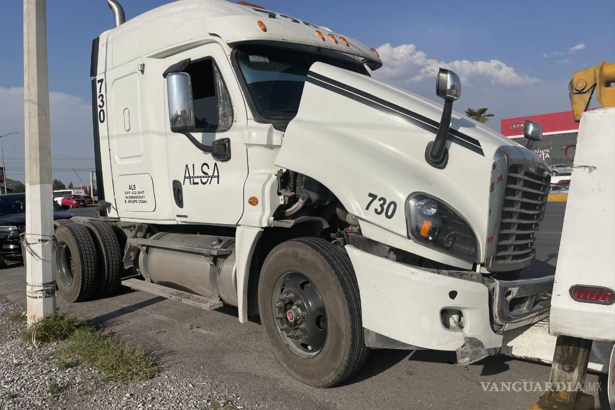 Tras evitar choque, trailero causa accidente en bulevar de Saltillo