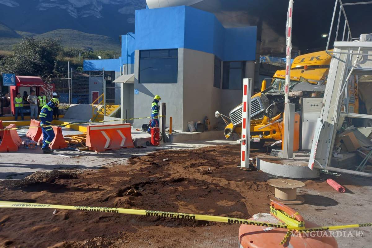 Ahora en la Saltillo-Monterrey; tráiler sin frenos se lleva caseta de cobro