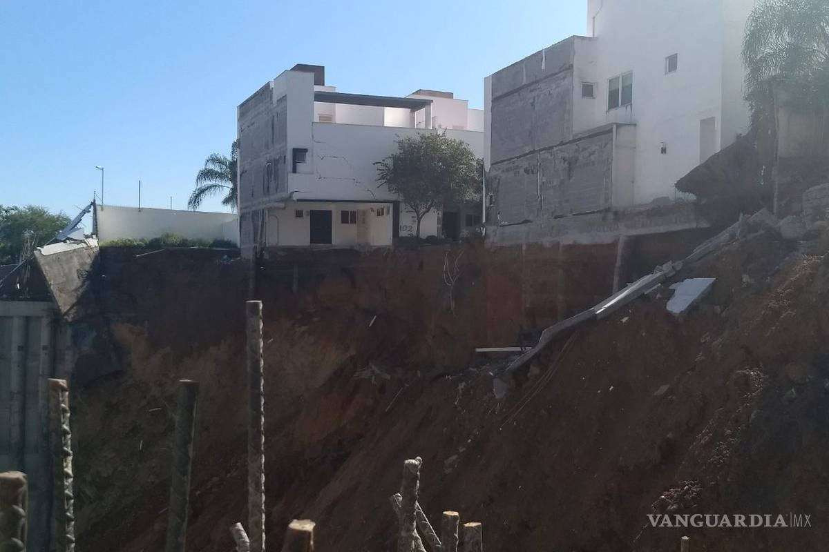 $!Derrumbe en casas de Monterrey deja una persona muerta, otra herida y una desaparecida