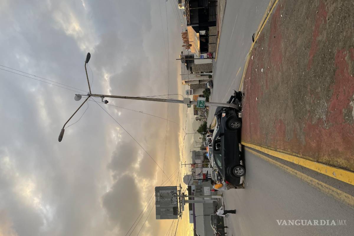 Por ir a exceso de velocidad, vehículo se estrella contra luminaria y casi la derriba en Saltillo