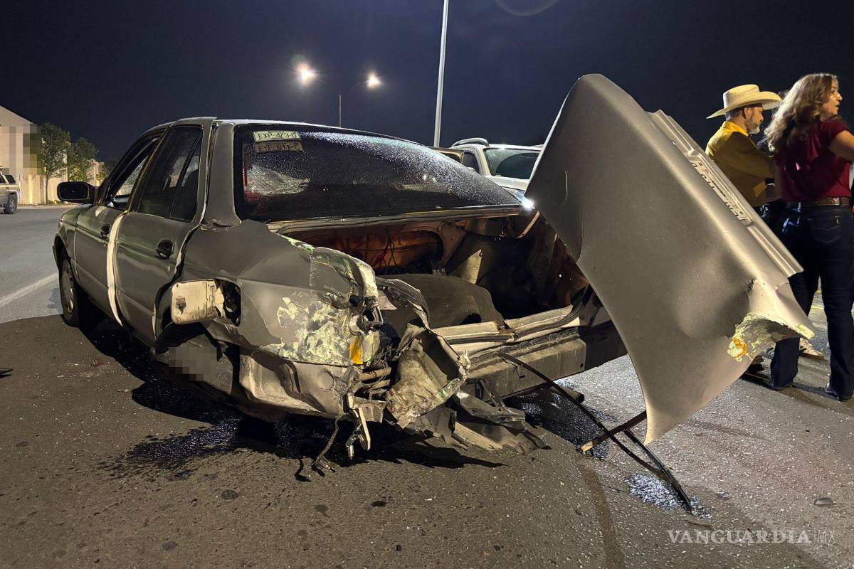 $!La camioneta realizó un retorno sin precaución y provocó el choque con un Nissan Tsuru.
