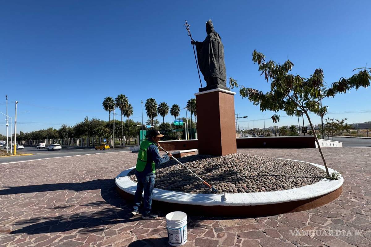 Torreón: Realizan jornada de embellecimiento en la Glorieta Juan Pablo II