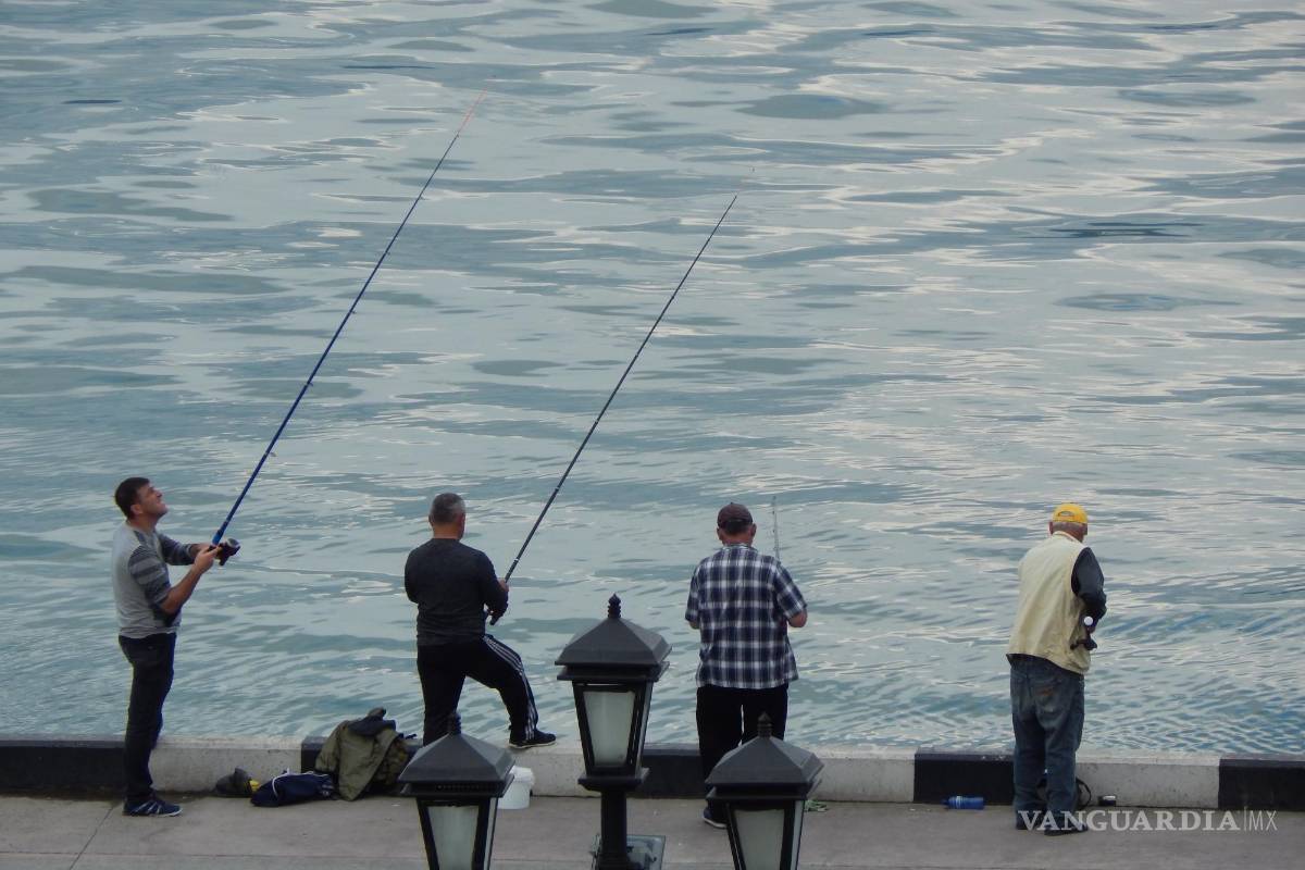 $!Unos pescadores cerca del puerto de Batumi. EFE/Misha Vignanski