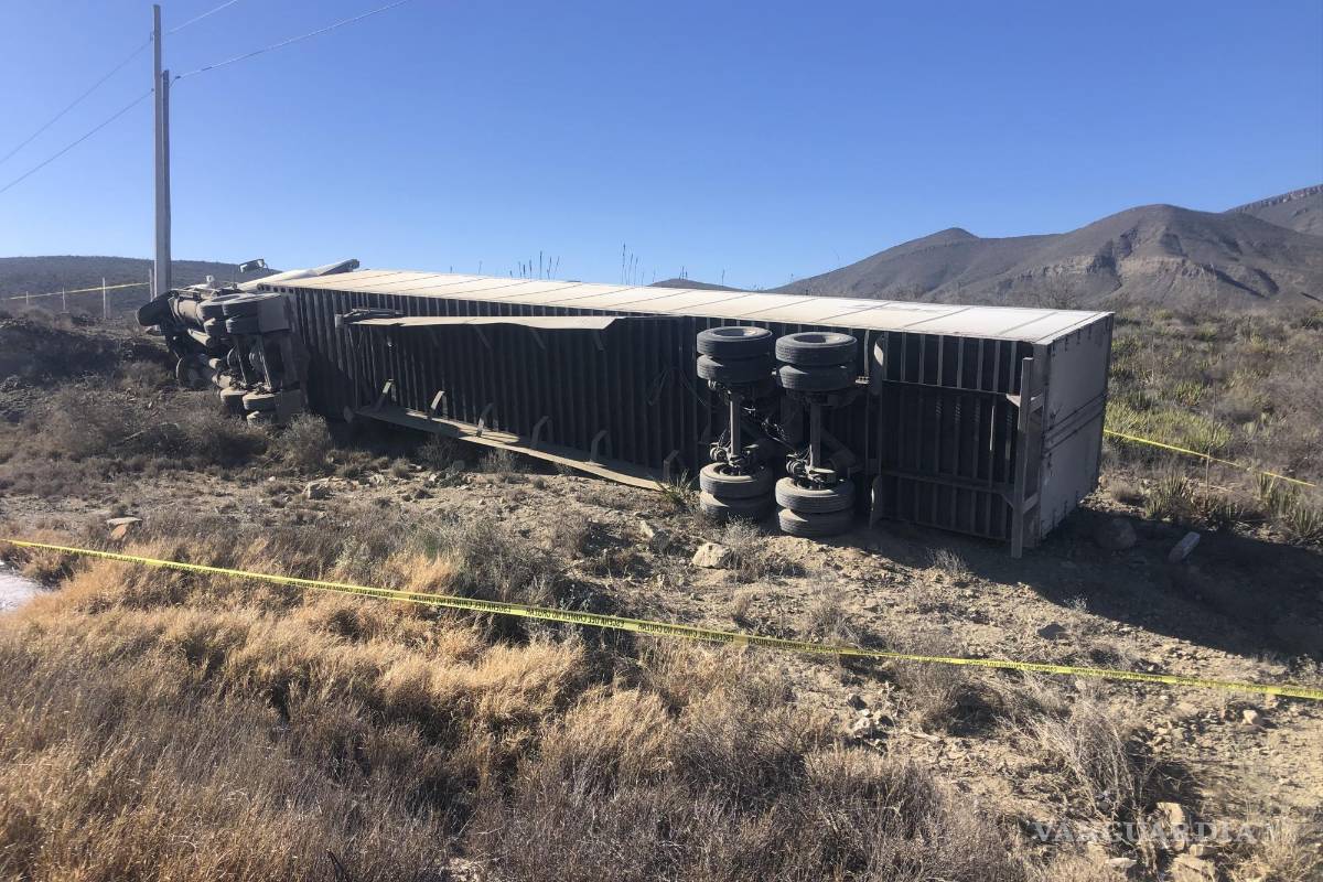 Trailero dormita y vuelca en la carretera Saltillo-Monclova