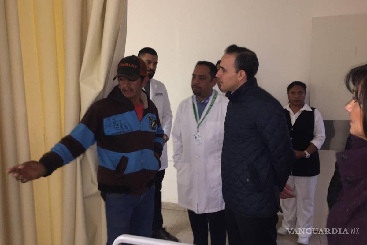 Manolo Jiménez visita a bebés que nacieron con el Año Nuevo en el Hospital General de Saltillo