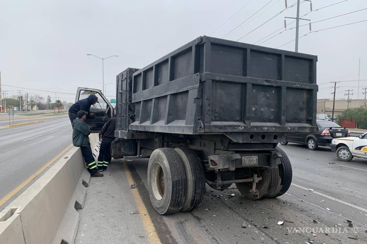 Joven pierde el control e impacta camión