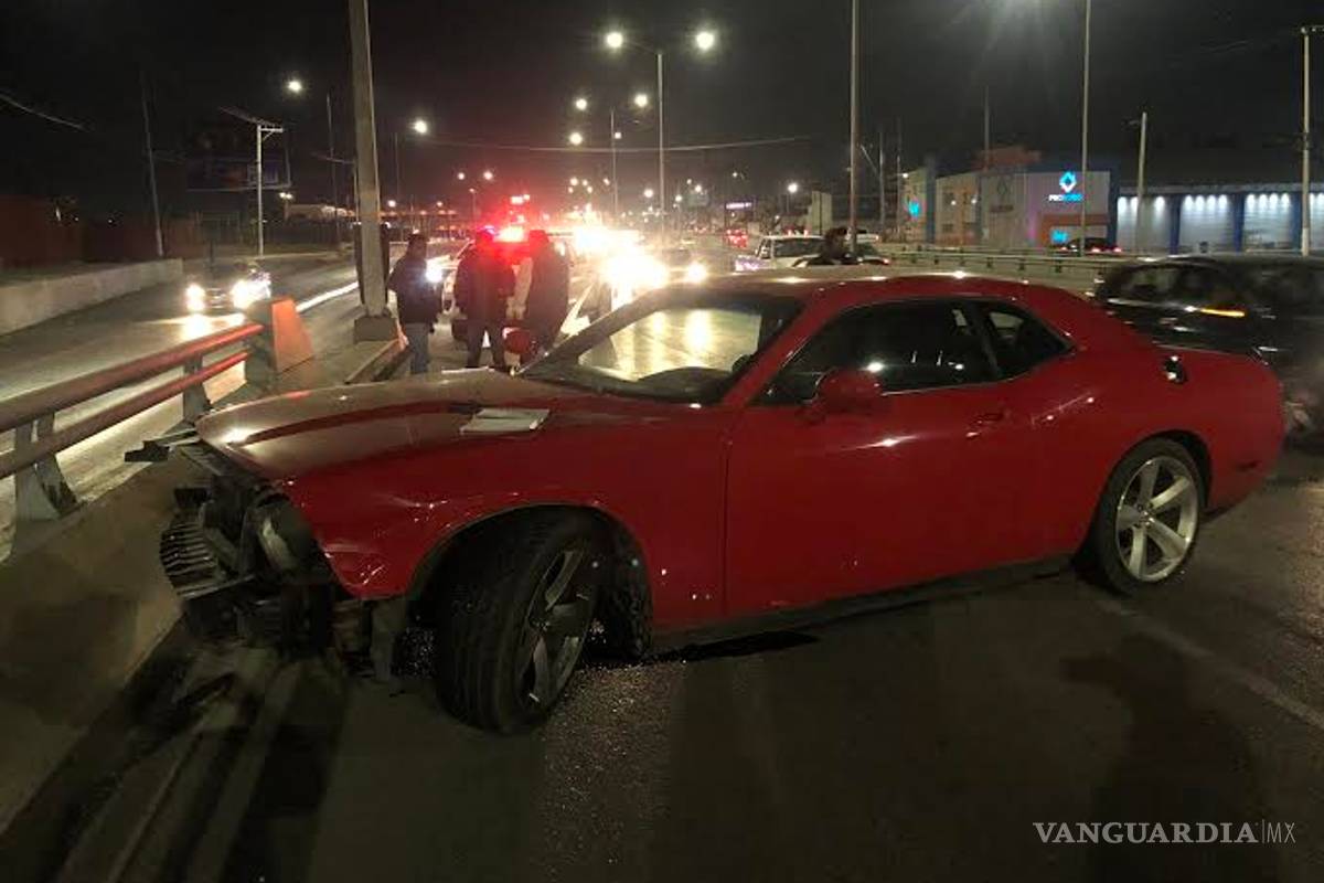 $!Por 'rápido y furioso' destroza su Dodge Challenger en Saltillo; brinca camellón y choca a taxista