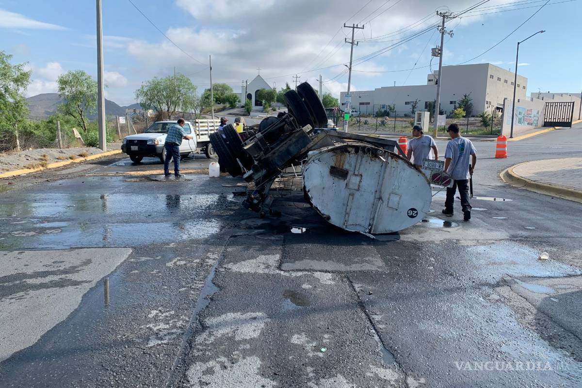 Empleado de Ramos Arizpe vuela pipa y derrama 10 mil litros de agua por imprudente