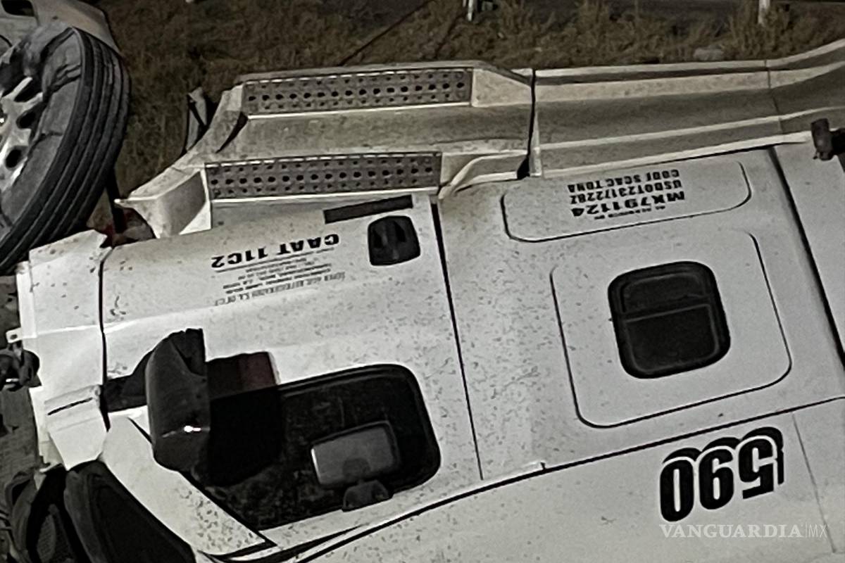 Muere trailero al volcarse sobre la Carretera Federal 57