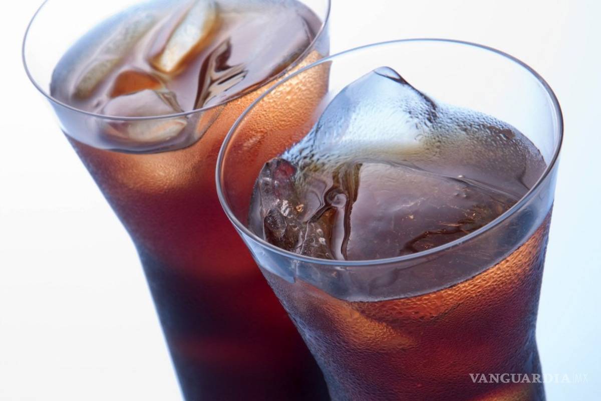 Reducen 50% el impuesto a los refrescos