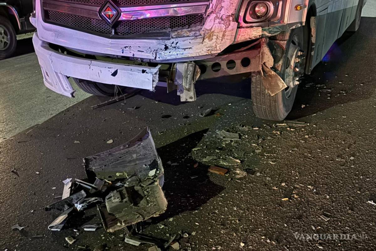 $!El transporte de personal sufrió daños significativos en su estructura frontal tras el choque.