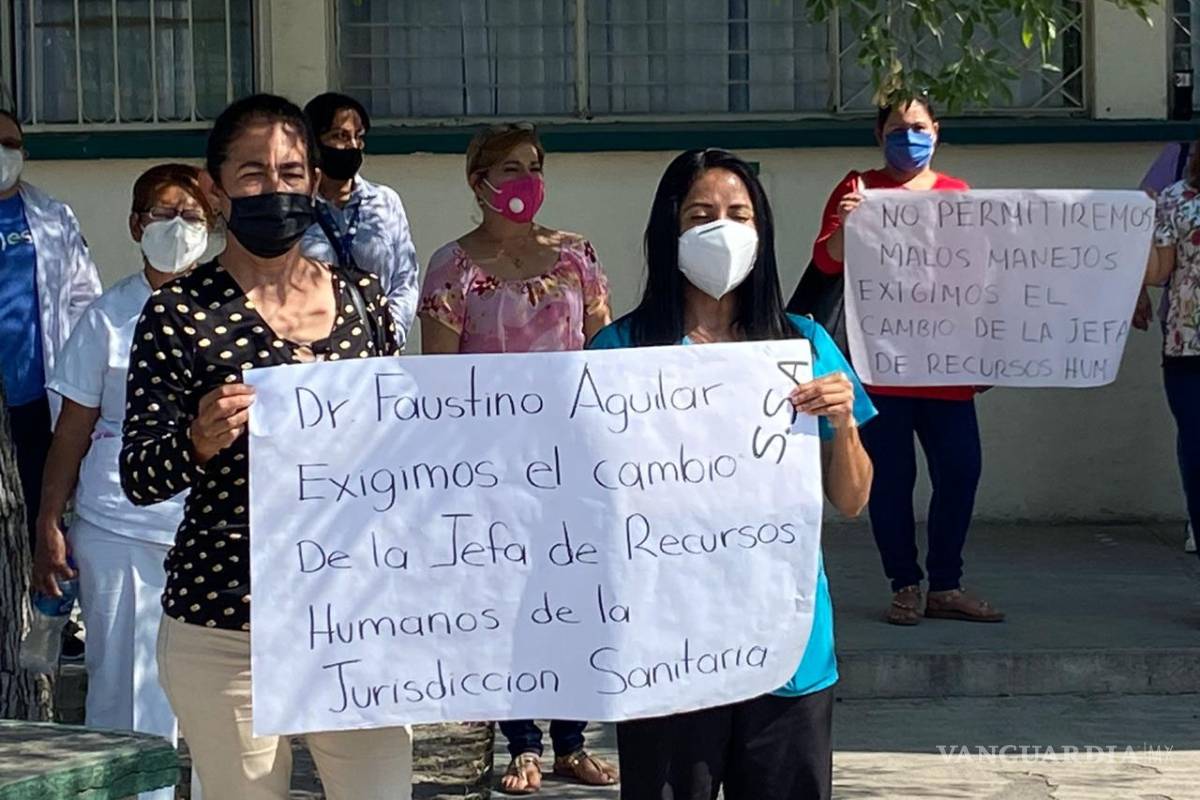 Exigen trabajadores de Secretaría de Salud en Monclova destitución de jefa de Recursos Humanos