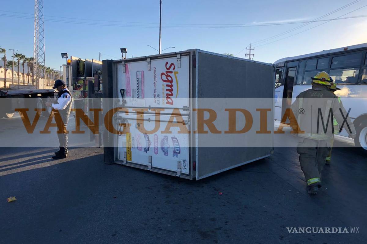 Vuelca vehículo en bulevar Vito Alessio Robles de Saltillo; conductor resulta lesionado