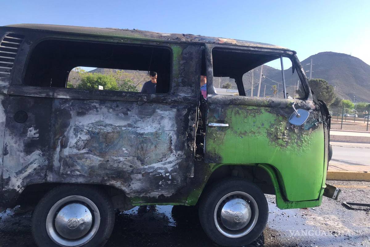 Incendio consume a combi ‘tuneada’ en carretera Torreón-Saltillo