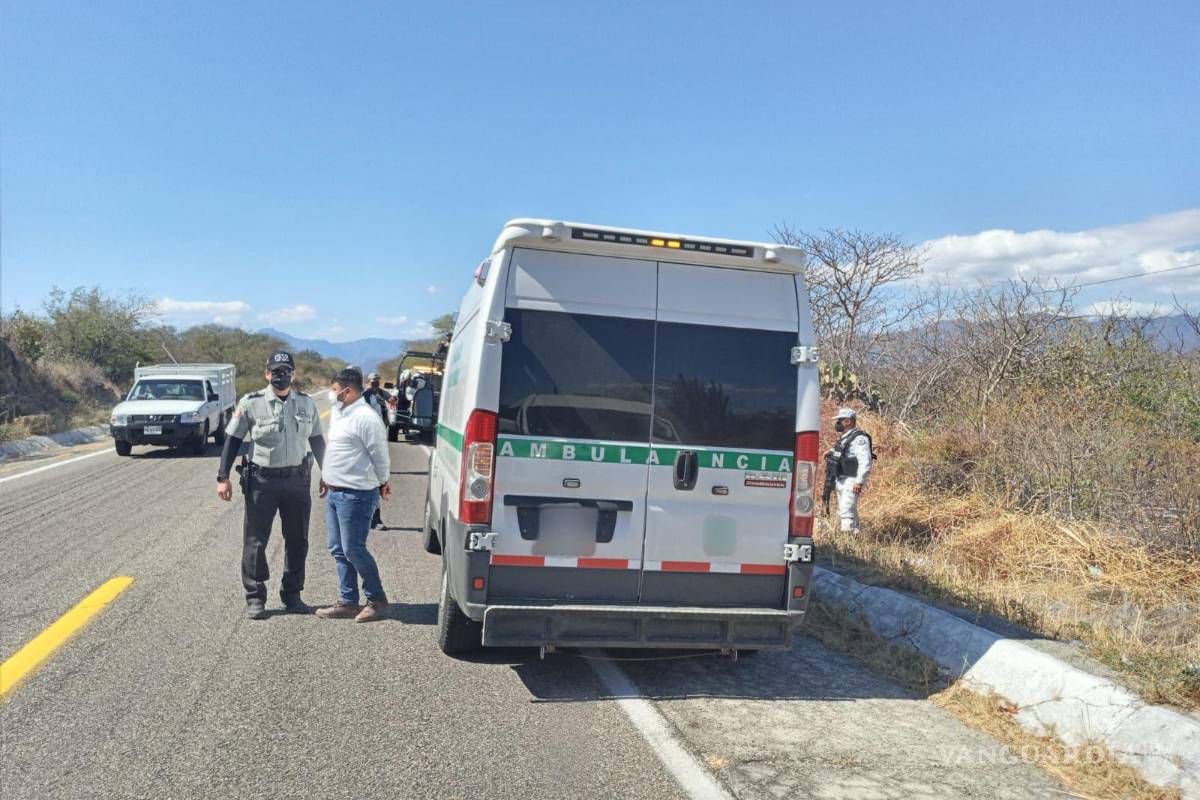 Hallan en ambulancia pirata a 28 migrantes en Oaxaca
