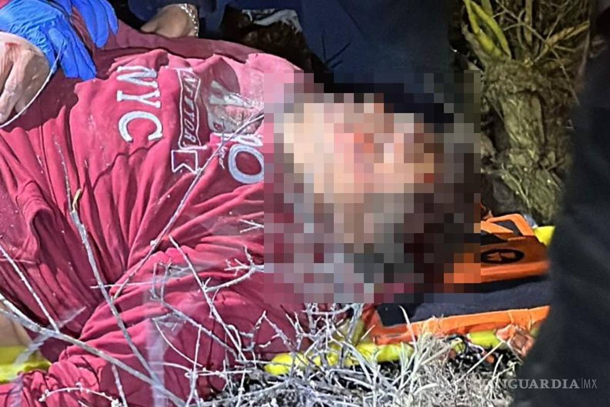 $!El casco del motociclista se rompió tras el impacto contra una roca.