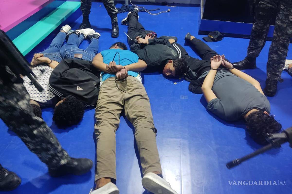 Policía de Ecuador ingresa a canal de televisión y liberan rehenes, detienen a 13 personas