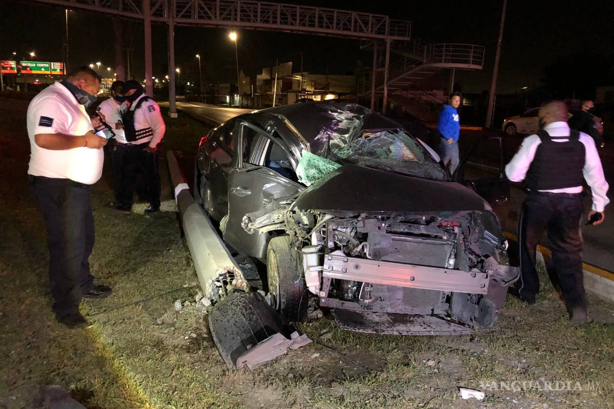 Ebria pierde el control de su auto; se estrella en poste de colonia en Saltillo