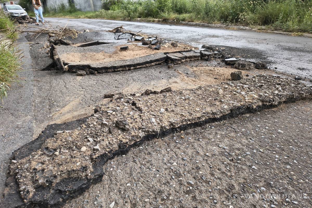 $!Saltillo: Pavimento destrozado en Paseo del Cortijo deja riesgos para automovilistas y vecinos