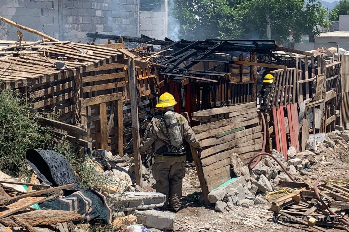 Saltillense pierde su tejabán en voraz incendio