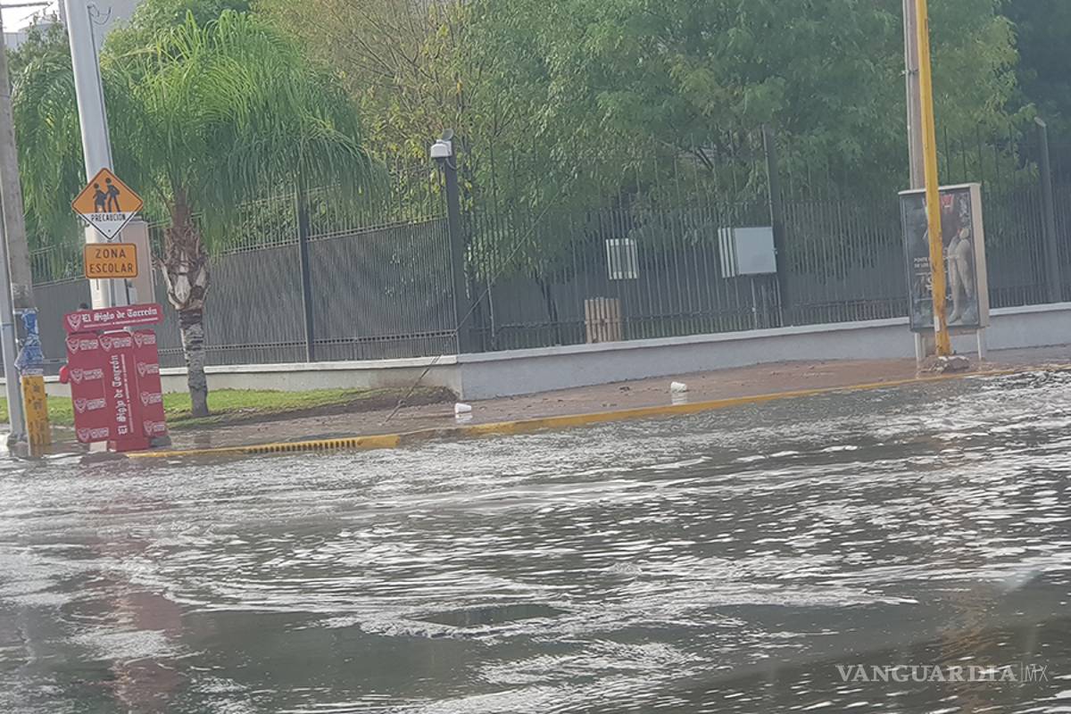 Corriente de agua arrastra tres vehículos en Durango; mueren dos conductores