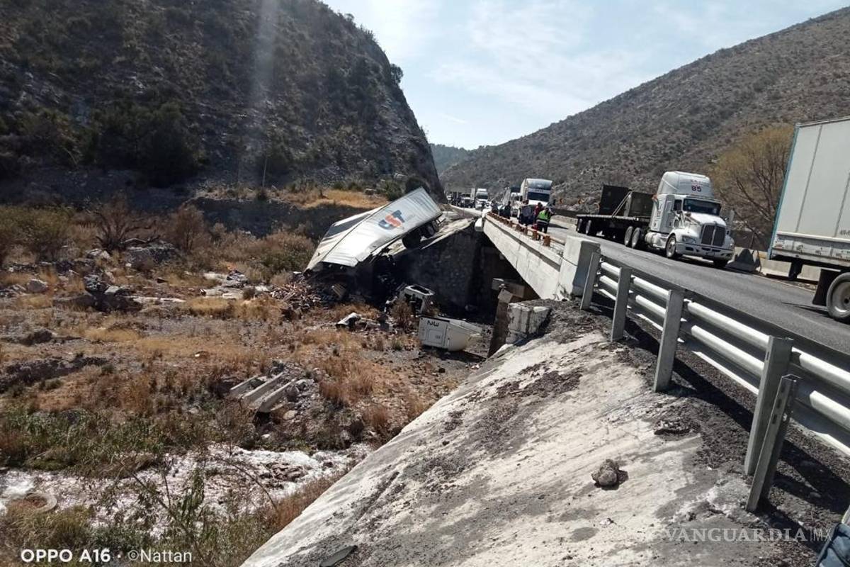 Trailero destroza su unidad en el tramo Saltillo-Los Chorros; resulta grave