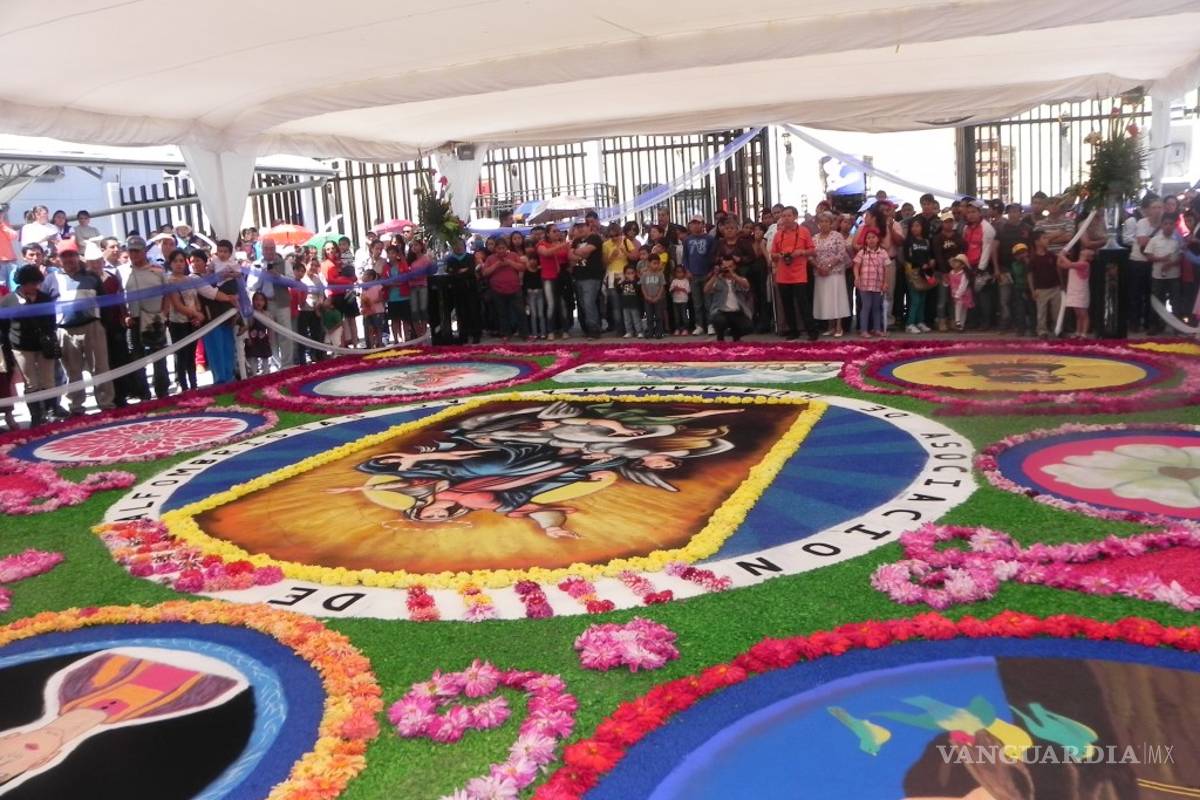 Artesanos de Tlaxcala elaboran tapetes de aserrín y flores para el Papa Francisco