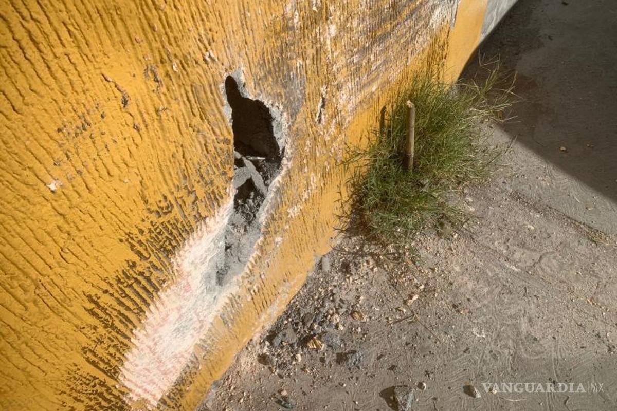 $!Elementos de Protección Civil y Bomberos controlaron la fuga de gas tras el accidente.