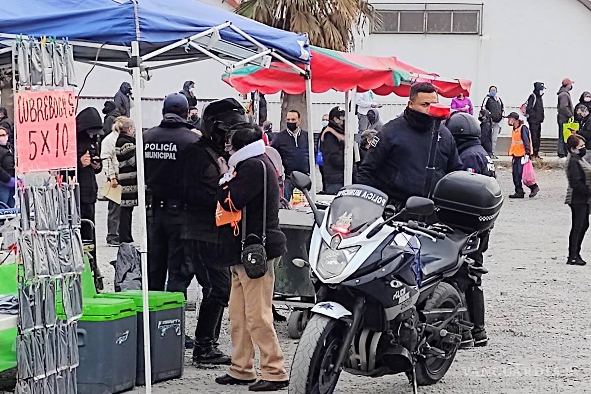 $!Vendimia de comida caliente y cubrebocas, rondan los alrededores de la fila de vacunación contra COVID-19. FOTO: FRANCISCO MUÑIZ