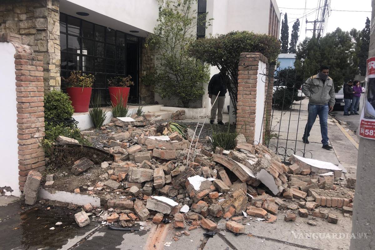 Auto choca con barda en la colonia República de Saltillo