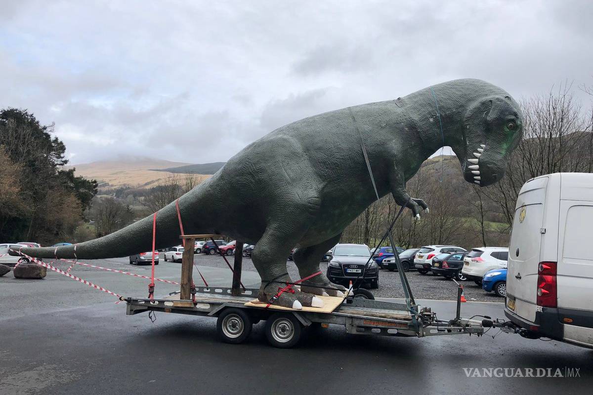 Compró un dinosaurio de plástico gigante y su casa se convirtió en atracción turística