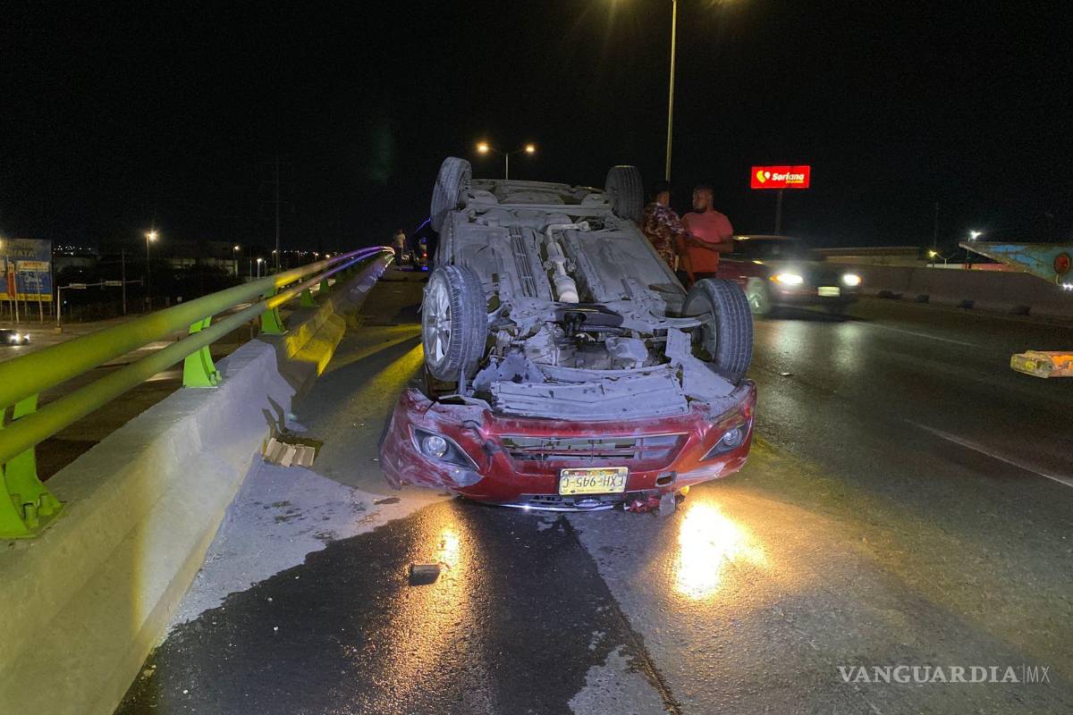 Joven conductor vuelca su auto tras impactarse con barras de contención, al oriente de Saltillo