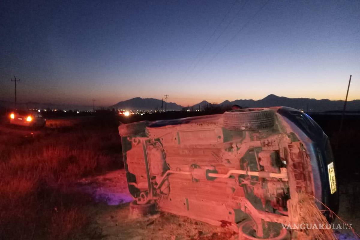 Reportan tres heridos en volcadura sobre carretera Los Pinos en Ramos Arizpe