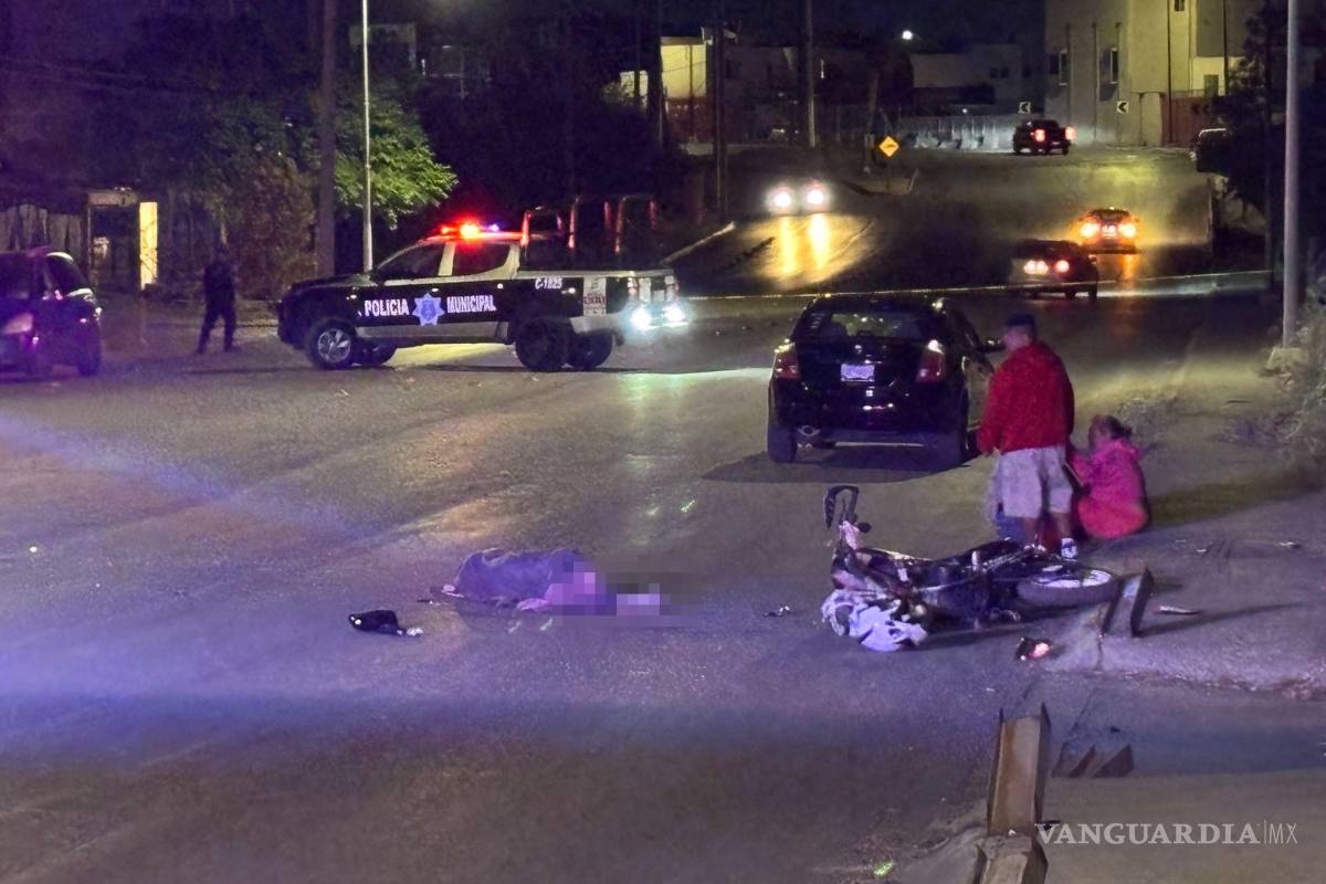 $!La motocicleta Italika en la que viajaban los jóvenes quedó completamente destrozada tras impactarse contra el costado izquierdo de un vehículo Nissan Sentra.