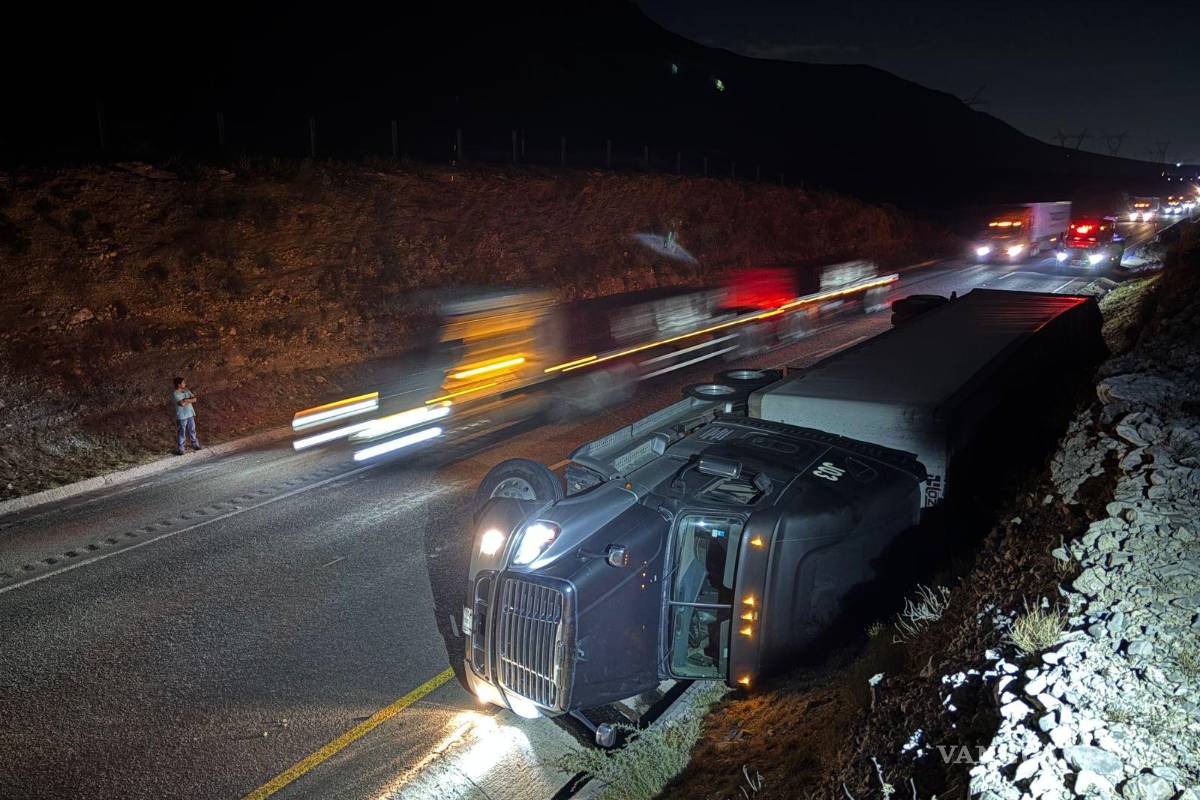 Tractocamión vuelca sobre la carretera libre Saltillo–Monterrey; el conductor resultó ileso