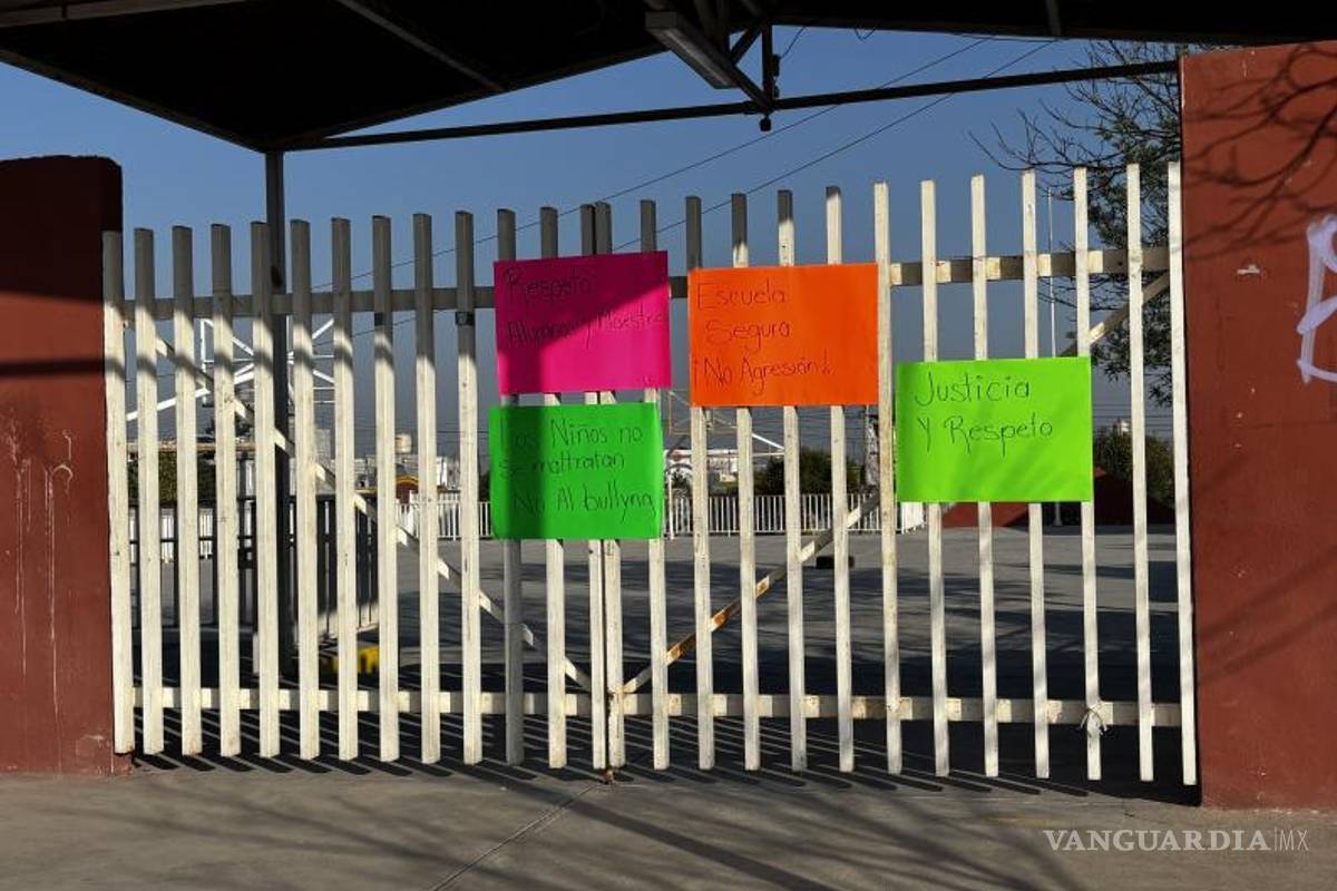 $!Los manifestantes colocaron carteles con mensajes como “Los niños no se maltratan” y “Escuela segura” en la entrada del plantel.