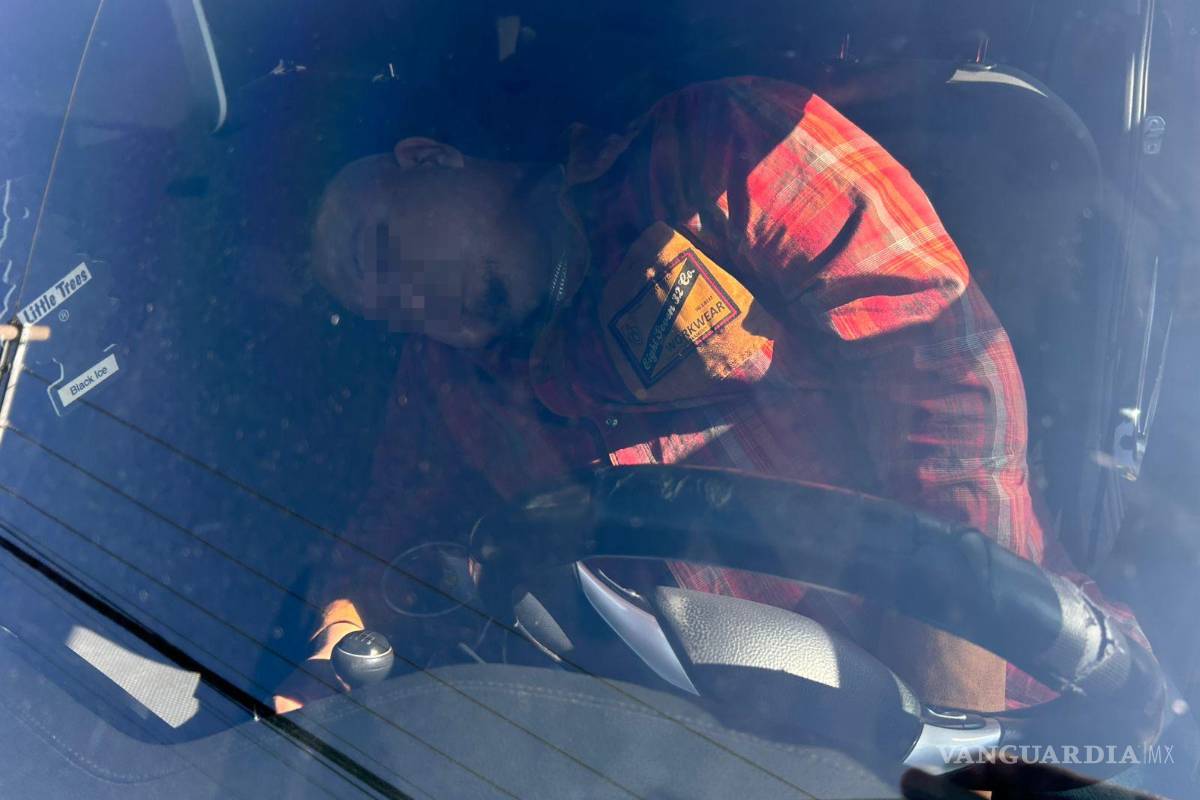 Duerme ebrio y se queda al volante conductor de aplicación en Saltillo