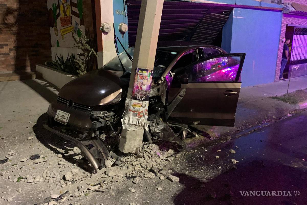 Saltillo: acelerada conductora se estrella contra coche estacionado, portón y poste
