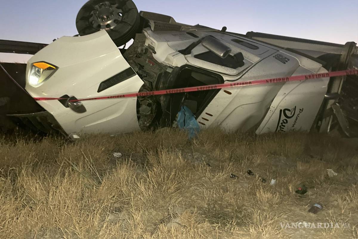 Muere trailero al volcarse sobre la Carretera Federal 57