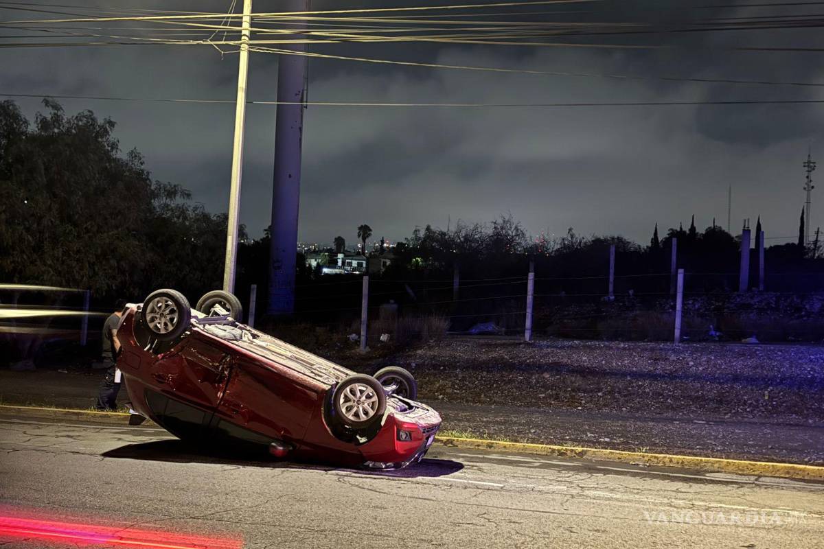 Choca y vuelca conductor ebrio tras pasarse la luz roja al poniente de Saltillo; es detenido