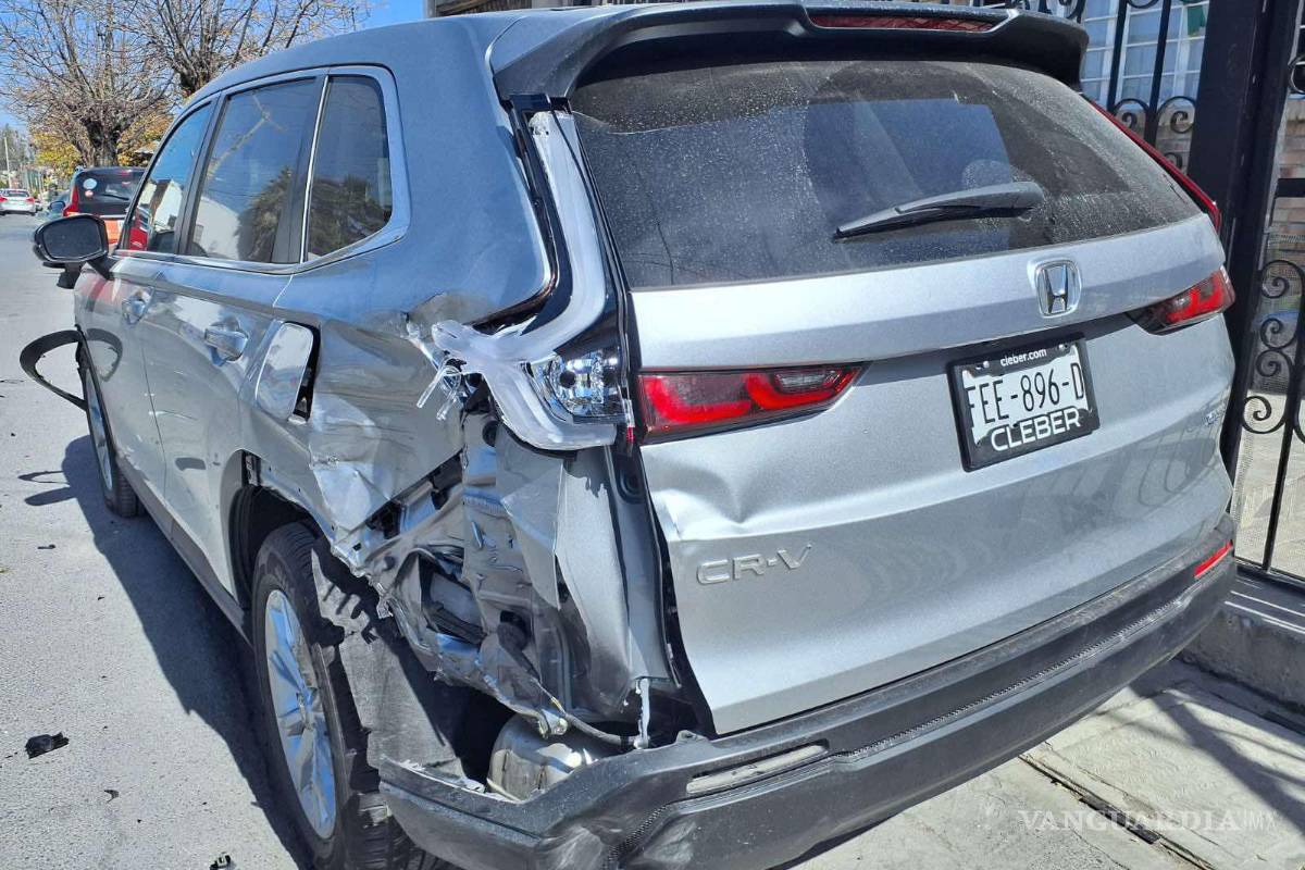 $!Eduardo “N” indicó que perdió el control de la unidad, lo que ocasionó que se impactara contra una camioneta Honda CR-V color gris.