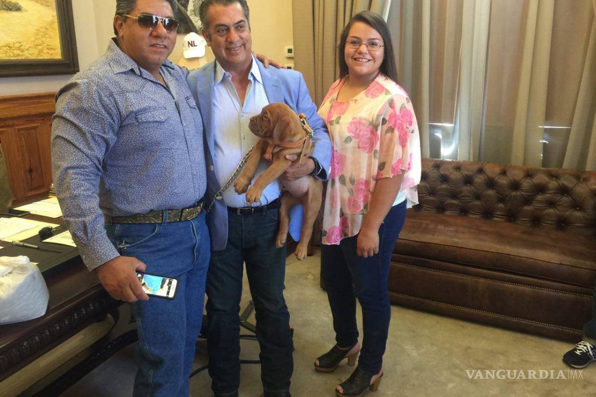 Le regalan perro a &quot;El Bronco&quot;; lo comparte en Facebook